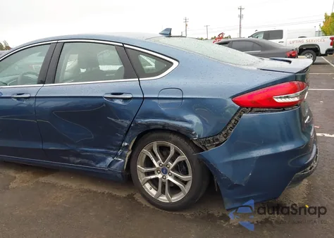 2019 Ford Fusion Hybrid Titanium z USA, uszkodzony, nr VIN 3FA6P0RU3KR262664